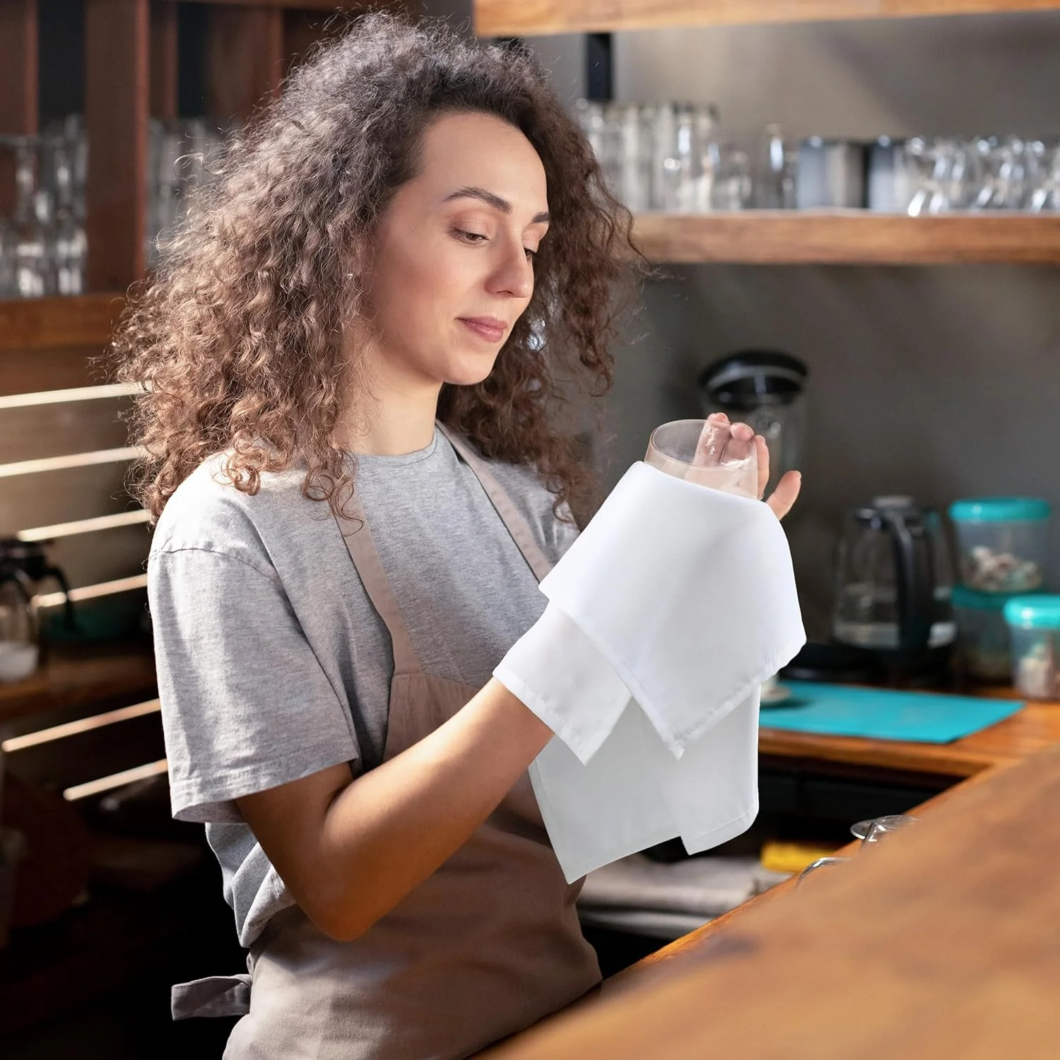 100% Polyester Dinner Napkins (17 X 17 Inches / White)