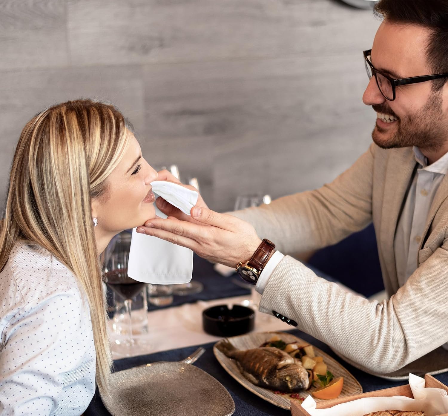 100% Polyester Dinner Napkins (17 X 17 Inches / White)